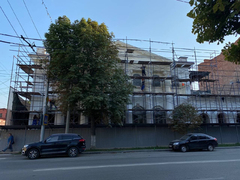 С усадьбы Александровского в Саратове сняли фальшфасад, часть здания побелили