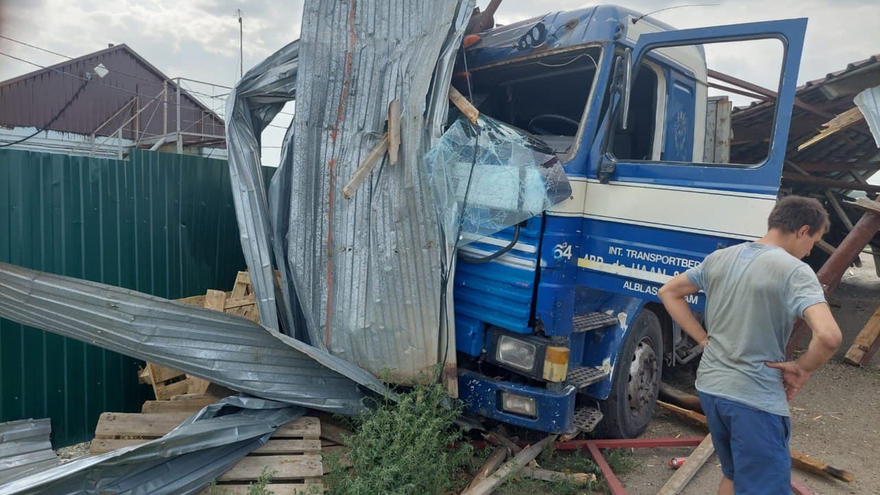 В Саратовской области фура с отказавшими тормозами разрушила ангар (фото)