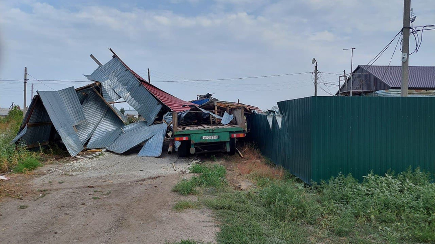 В Саратовской области фура с отказавшими тормозами разрушила ангар (фото)