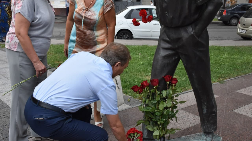 День рождения Олега Табакова: саратовцы почтили память актера рядом с оскверненным вандалами мемориалом