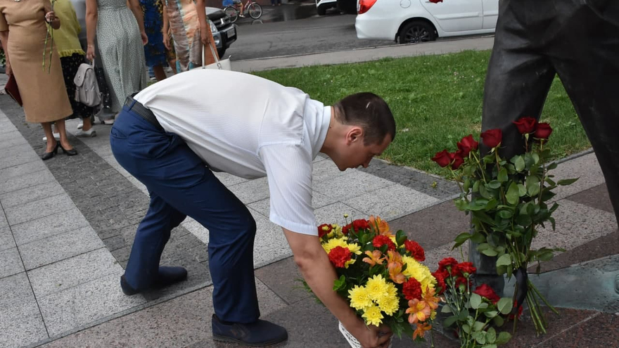 День рождения Олега Табакова: саратовцы почтили память актера рядом с оскверненным вандалами мемориалом