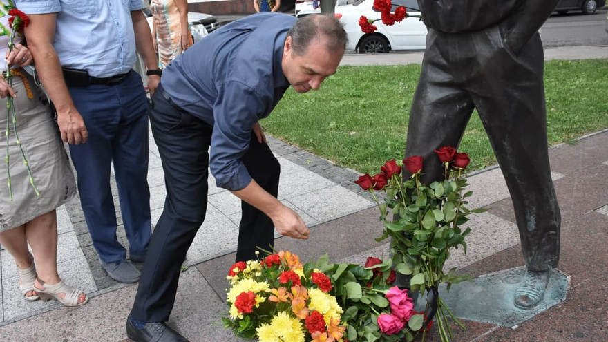 День рождения Олега Табакова: саратовцы почтили память актера рядом с оскверненным вандалами мемориалом