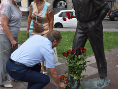 День рождения Олега Табакова: саратовцы почтили память актера рядом с оскверненным вандалами мемориалом