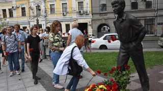 День рождения Олега Табакова: саратовцы почтили память актера рядом с оскверненным вандалами мемориалом