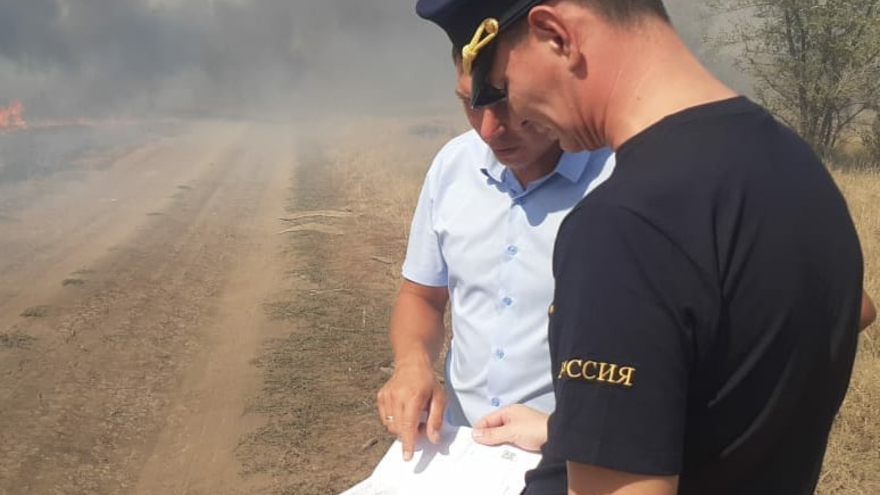 Под Ершовом горят два гектара леса: работу пожарных координирует сотрудник прокуратуры