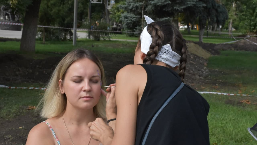 Мыльные пузыри, акробатические трюки, жонглерство: циркачи с пуделем устроили уличное шоу