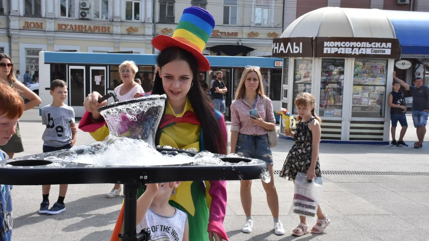 Мыльные пузыри, акробатические трюки, жонглерство: циркачи с пуделем устроили уличное шоу