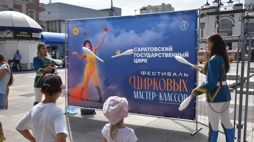 Мыльные пузыри, акробатические трюки, жонглерство: циркачи с пуделем устроили уличное шоу