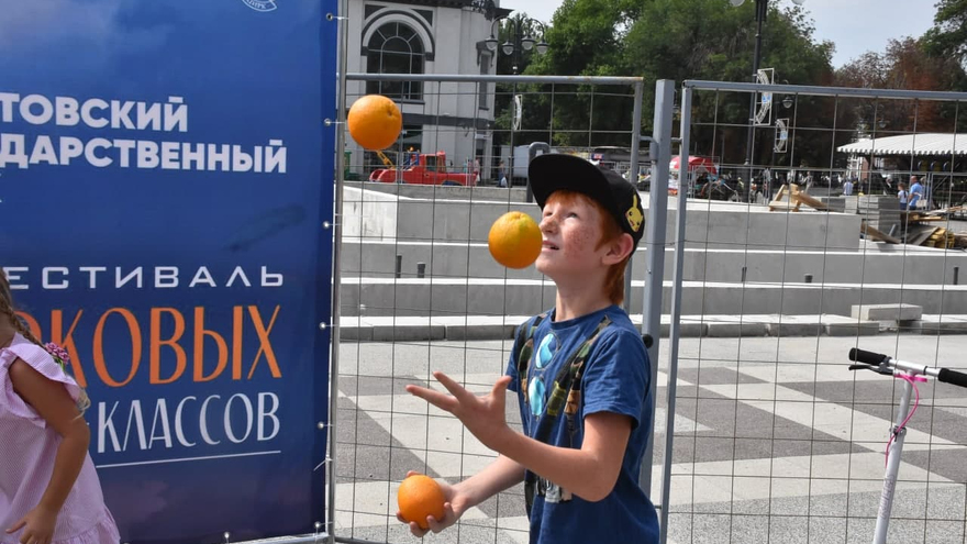 Мыльные пузыри, акробатические трюки, жонглерство: циркачи с пуделем устроили уличное шоу