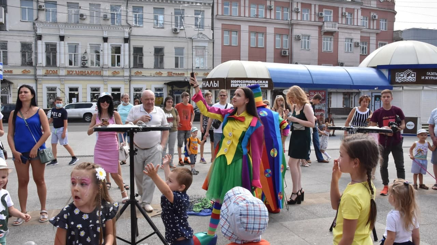 Мыльные пузыри, акробатические трюки, жонглерство: циркачи с пуделем устроили уличное шоу