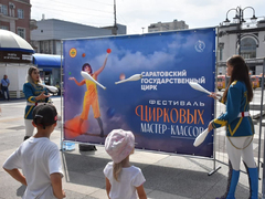 Мыльные пузыри, акробатические трюки, жонглерство: циркачи с пуделем устроили уличное шоу