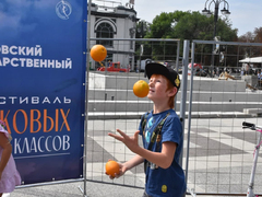 Мыльные пузыри, акробатические трюки, жонглерство: циркачи с пуделем устроили уличное шоу