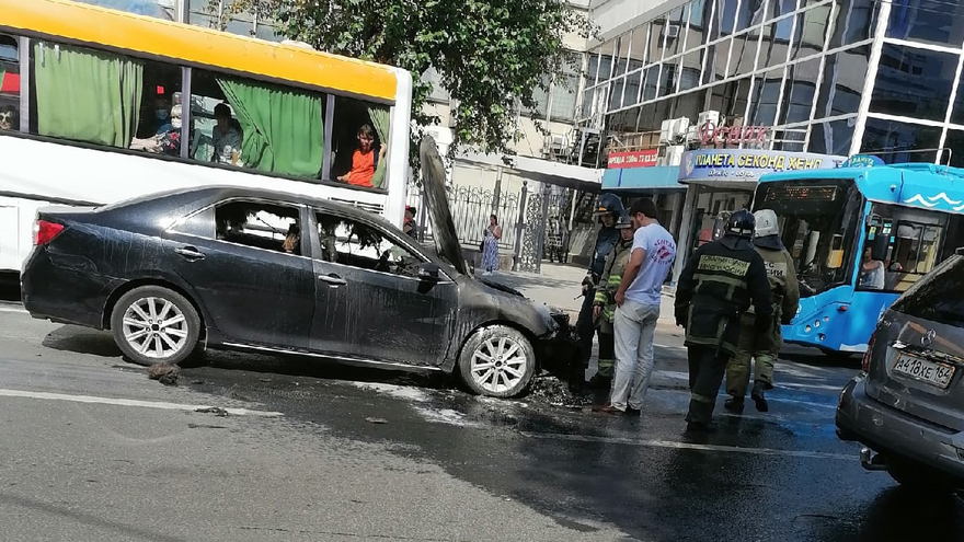 В центре Саратова пожарные потушили Toyota Camry