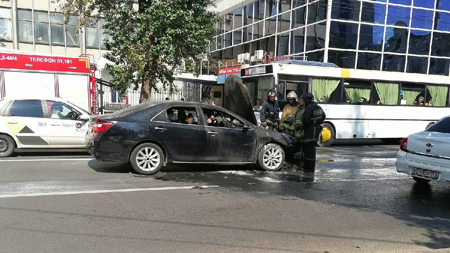 В центре Саратова пожарные потушили Toyota Camry