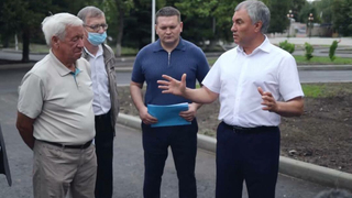 Дорожные тротуары вместо бордюрных: Вячеслав Володин раскритиковал работы по благоустройству парка в Балашове
