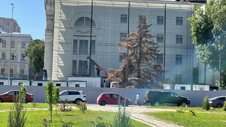 Реконструкция Театра оперы и балета: очевидцы сообщили, что с площадки вывозят строительные вагончики