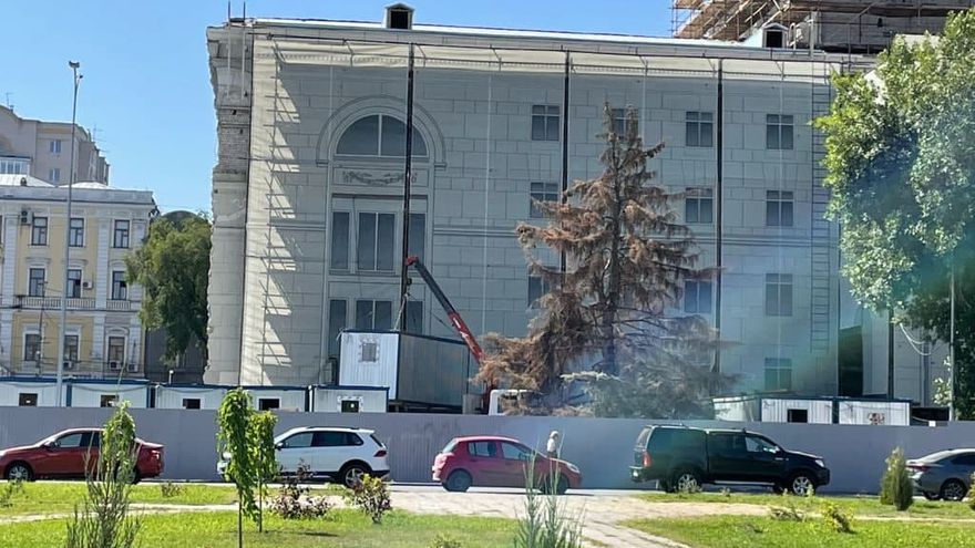 Реконструкция Театра оперы и балета: очевидцы сообщили, что с площадки вывозят строительные вагончики