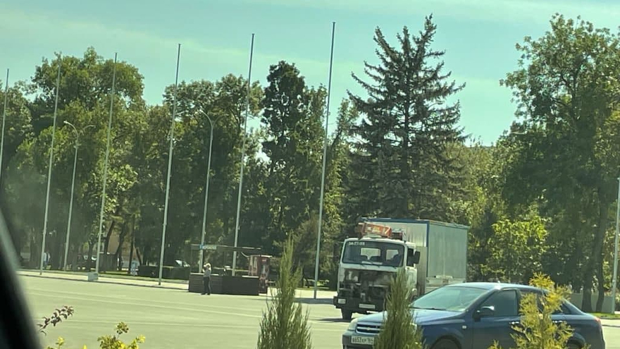 Реконструкция Театра оперы и балета: очевидцы сообщили, что с площадки вывозят строительные вагончики