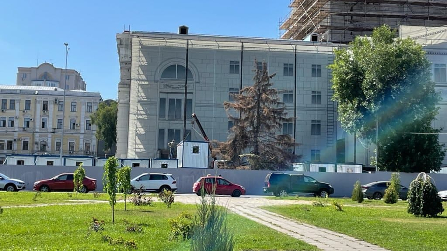 Реконструкция Театра оперы и балета: очевидцы сообщили, что с площадки вывозят строительные вагончики