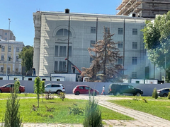 Реконструкция Театра оперы и балета: очевидцы сообщили, что с площадки вывозят строительные вагончики