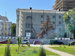 Реконструкция Театра оперы и балета: очевидцы сообщили, что с площадки вывозят строительные вагончики