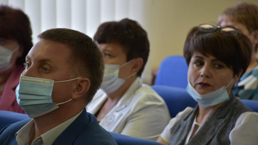 Вам надо включить голову: министр транспорта потребовал, чтобы главы районов занялись ремонтом дорог
