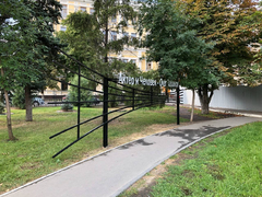 Оскверненный вандалами мемориал Олегу Табакову: саратовским чиновникам не хватило целого лета, чтобы восстановить объект