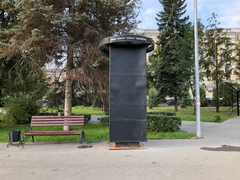 Оскверненный вандалами мемориал Олегу Табакову: саратовским чиновникам не хватило целого лета, чтобы восстановить объект