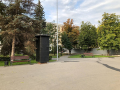 Оскверненный вандалами мемориал Олегу Табакову: саратовским чиновникам не хватило целого лета, чтобы восстановить объект