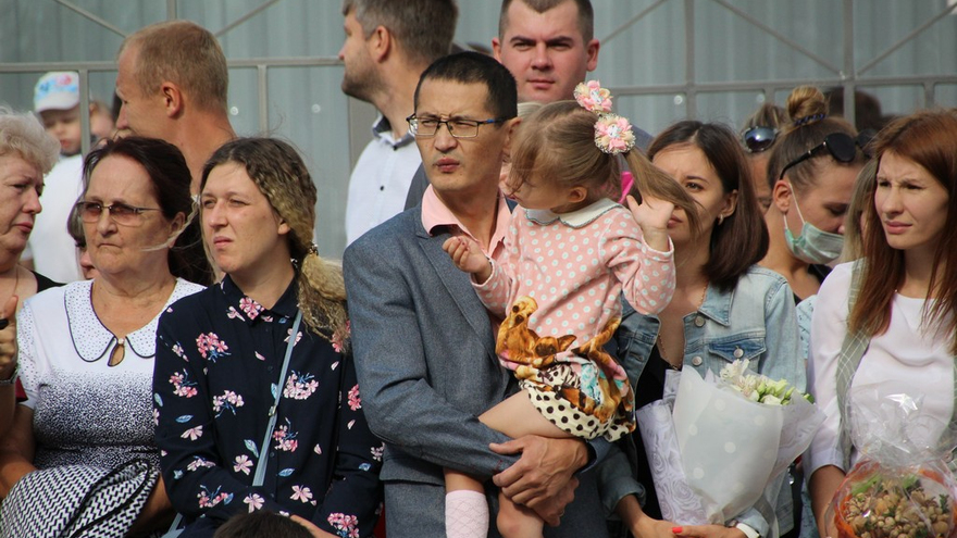 В Саратове депутат Госдумы поздравил первоклашек с Днем знаний цитатой из Библии