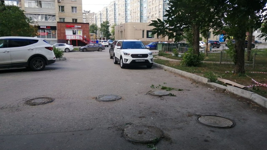 Чиновники обязали коммунальщиков вернуть канализационные люки на улицу Чапаева