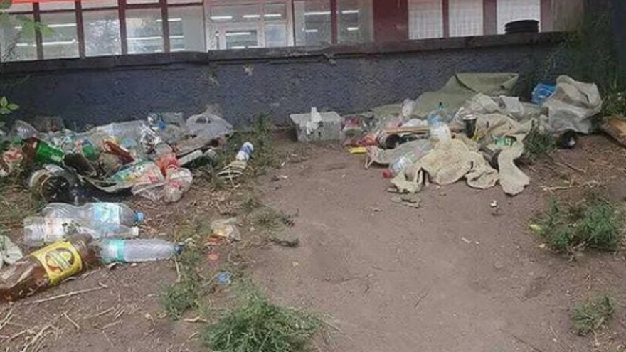 Лицо города, а убирать за собой никто не собирается: в соцсетях пожаловались на стихийную свалку на набережной
