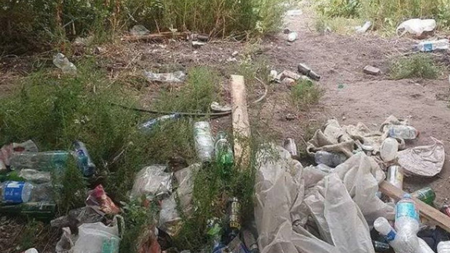 Лицо города, а убирать за собой никто не собирается: в соцсетях пожаловались на стихийную свалку на набережной