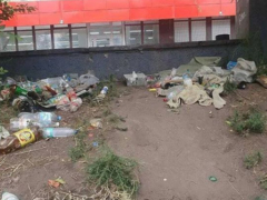 Лицо города, а убирать за собой никто не собирается: в соцсетях пожаловались на стихийную свалку на набережной