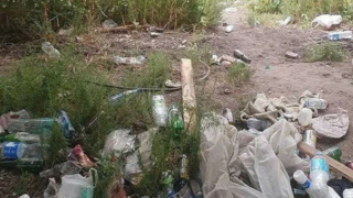Лицо города, а убирать за собой никто не собирается: в соцсетях пожаловались на стихийную свалку на набережной
