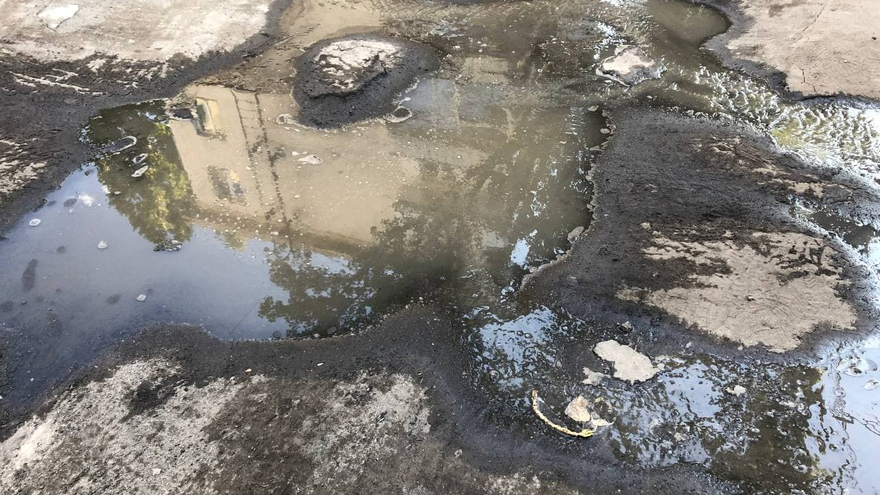 На улице Чернышевского прорвало трубу: коммунальная река течет к Волге