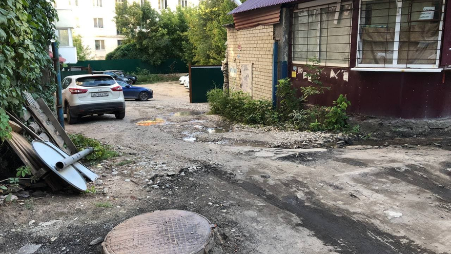На улице Чернышевского прорвало трубу: коммунальная река течет к Волге