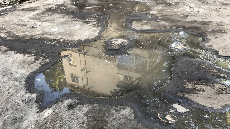 На улице Чернышевского прорвало трубу: коммунальная река течет к Волге