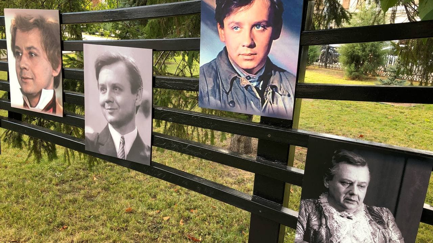 Читатель об изуродованном вандалами мемориале актеру Табакову: тумбу до сих пор не привели в порядок