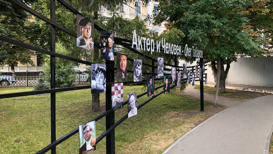 Читатель об изуродованном вандалами мемориале актеру Табакову: тумбу до сих пор не привели в порядок