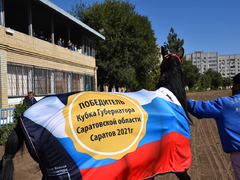 Буревестник, Уличный боец, Зверобой: перед саратовским губернатором устроили конные скачки