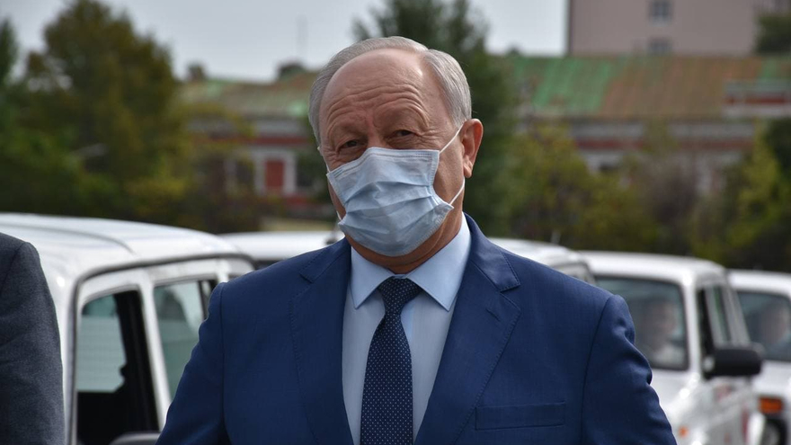 Больницам Саратовской области закупят машин на 10 миллиардов рублей: первые внедорожники уже передали медикам