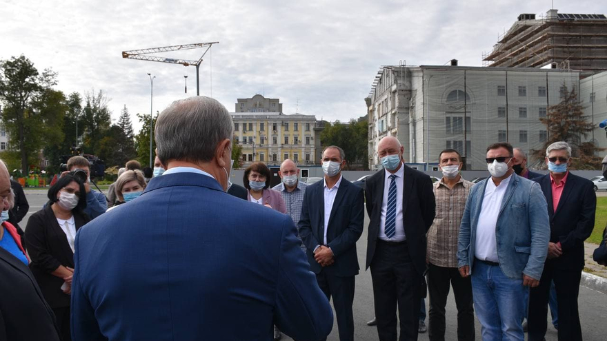 Больницам Саратовской области закупят машин на 10 миллиардов рублей: первые внедорожники уже передали медикам