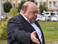Больницам Саратовской области закупят машин на 10 миллиардов рублей: первые внедорожники уже передали медикам