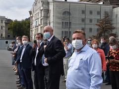 Больницам Саратовской области закупят машин на 10 миллиардов рублей: первые внедорожники уже передали медикам