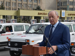 Больницам Саратовской области закупят машин на 10 миллиардов рублей: первые внедорожники уже передали медикам