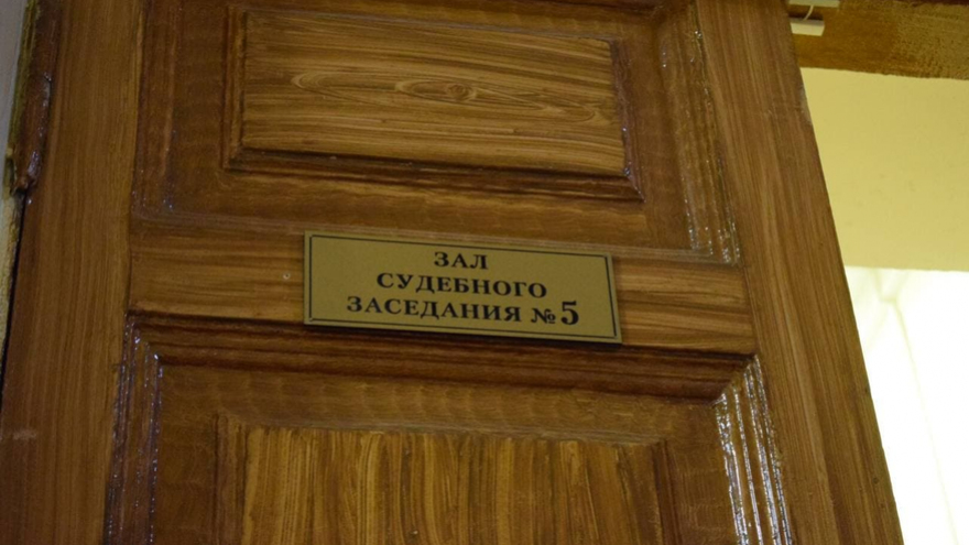 Экс-главного архитектора Саратова Виталия Желанова под конвоем привели в суд