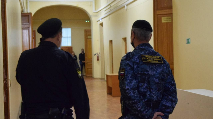 Экс-главного архитектора Саратова Виталия Желанова под конвоем привели в суд