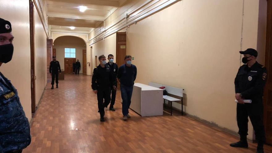 Экс-главного архитектора Саратова Виталия Желанова под конвоем привели в суд