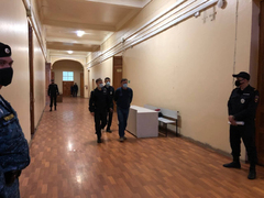 Экс-главного архитектора Саратова Виталия Желанова под конвоем привели в суд